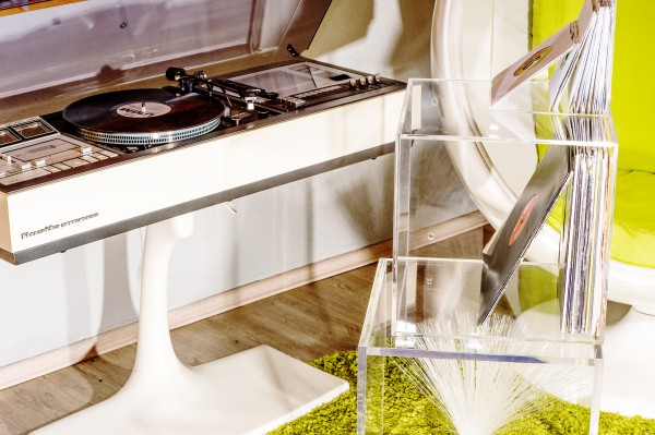 7even acrylic design cube 20cm, acrylic cube as a stack or wall shelf display for e.g. CDs, singles,