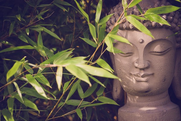 Grande testa di Buddha 48 x 28 x 26 cm - robusta e resistente alle intemperie nell'aspetto originale in pietra.